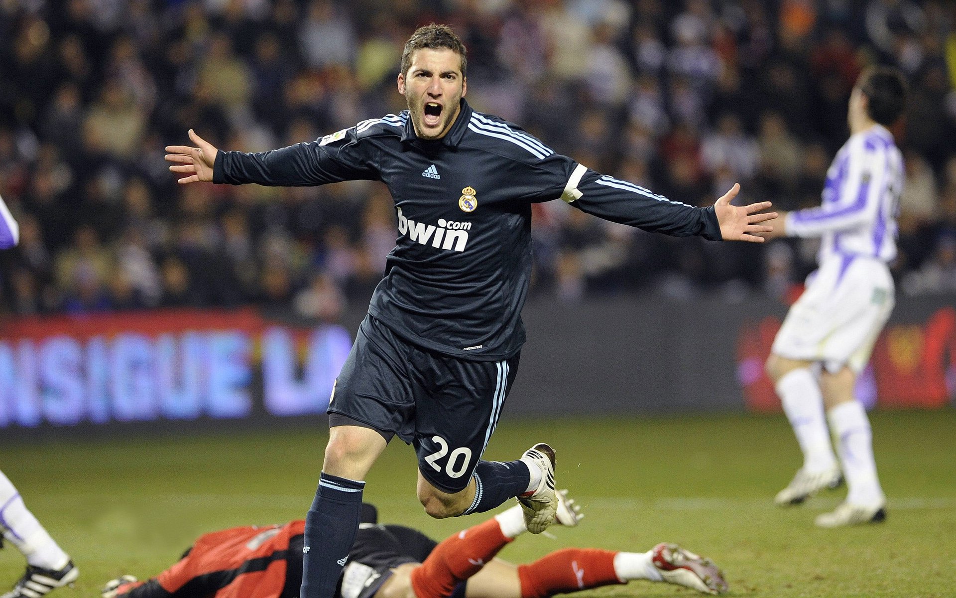 “亚戈·卡尔曼的强大防守与快速进攻，助力阿根廷美洲狮队攻守兼备”