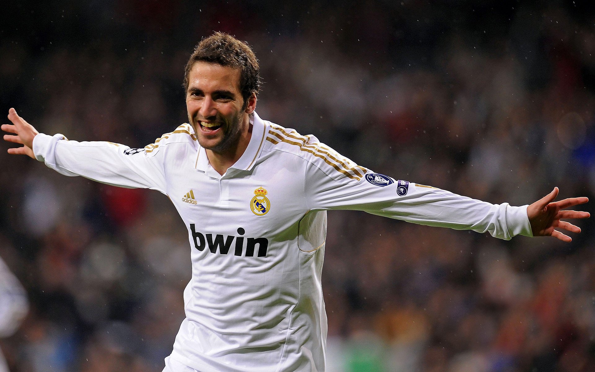 “亚戈·卡尔曼的战术智慧与强悍防守，助阿根廷美洲狮队实现飞跃”